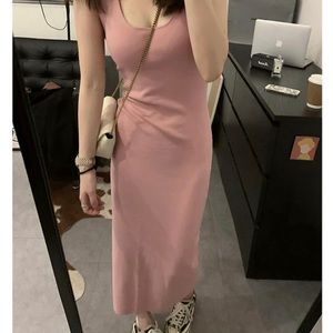 Long pink sleeveless knit skirt